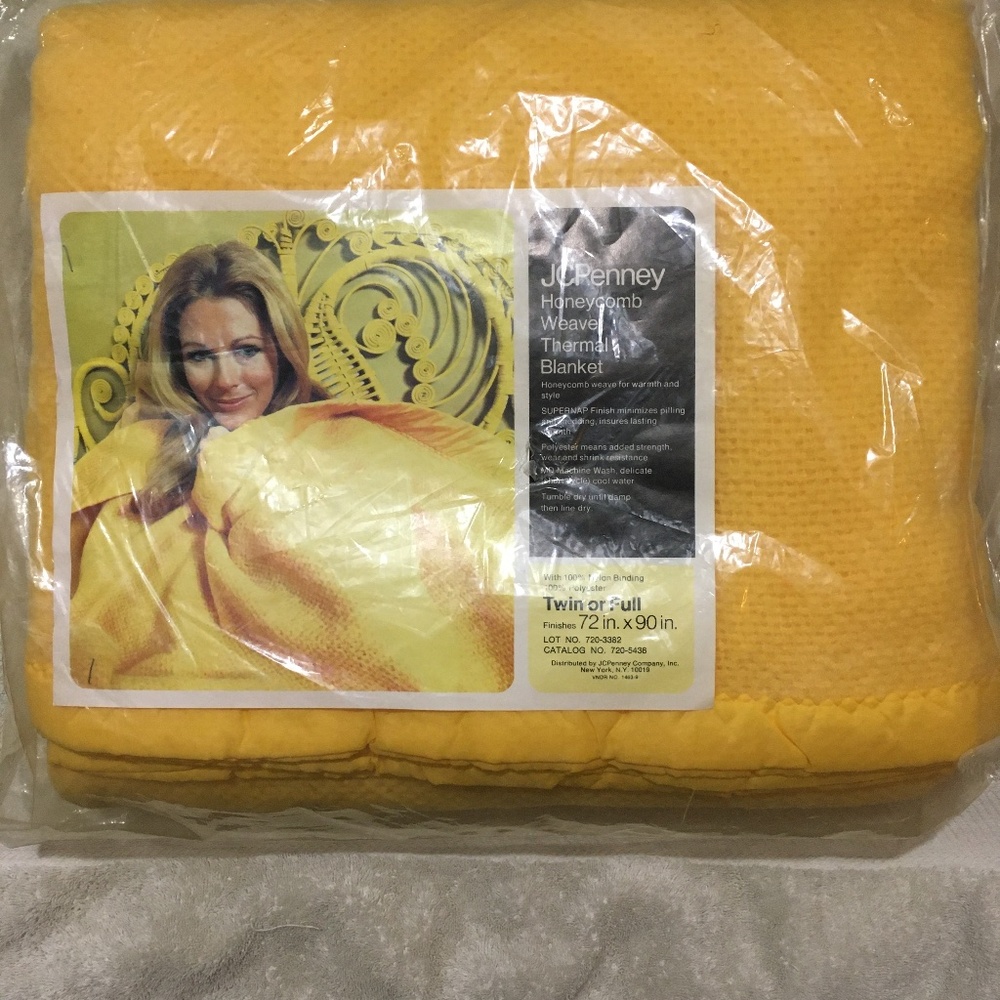 JCpenney polyester Honeycomb weave thermal blanket twin/full (double) size